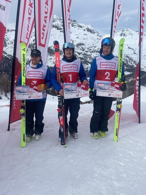 Aaron Mayer und Nando Reiser fahren auf dem Corvatsch aufs Podest